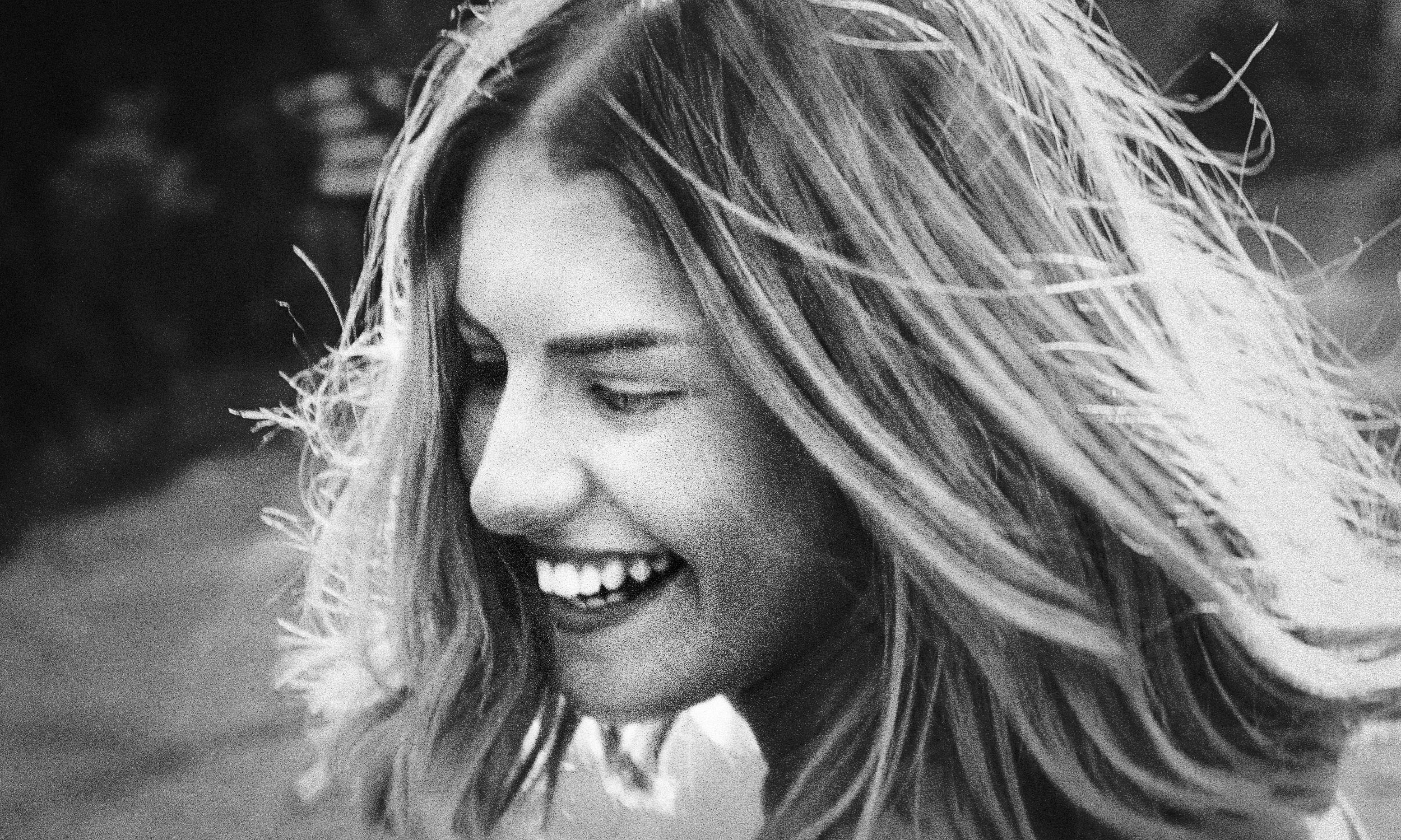 Hymyilevä nainen Herokuva_Dentå