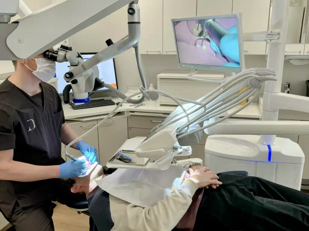 Mitä hampaan juurihoito on ja miksi se on tarpeen? 2 Potilas juurihoidossa Dentån tiloissa